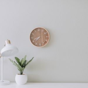 Photo d'un beau bureau avec une horloge sur le mur